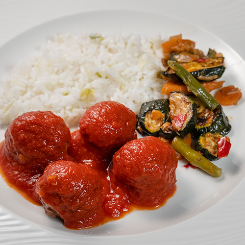 Albóndigas con verduras salteadas y arroz thai
