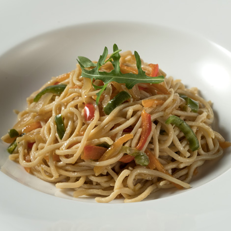 Noodles con verduras al wok y salsa Tamari